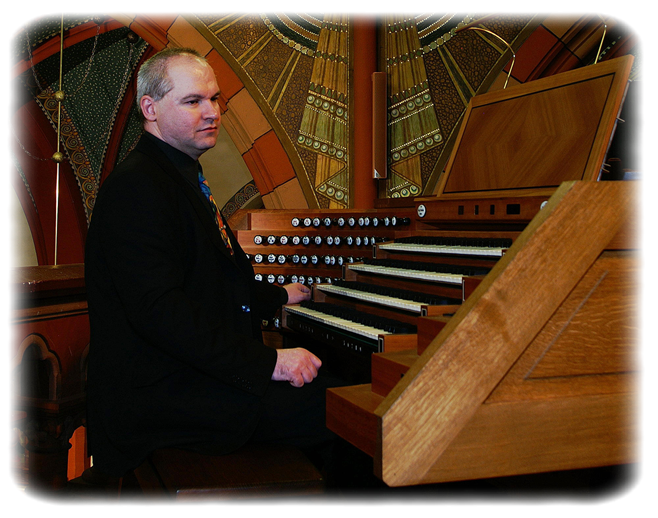 Manfred Meier-Appel am Spieltisch der Symphonischen Orgel in Saint Martin, Dudelange